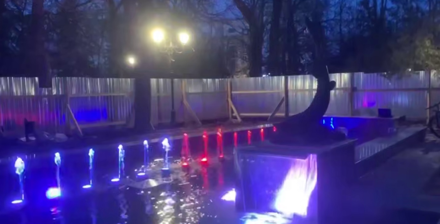 В саратовских Липках прошёл тестовый пуск фонтана «Рыбка»